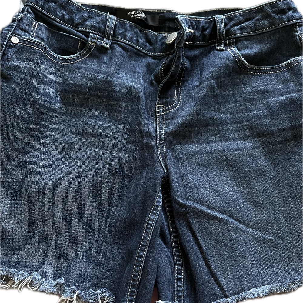 Simply Vera wang denim shorts. Midrise stretch. Size 6. Cutoff fringe style.